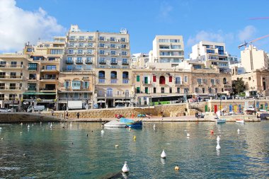 San Giljan, Malta - 20 Aralık 2022: St. Julian 's Liman ve Spinola Körfezi Manzarası