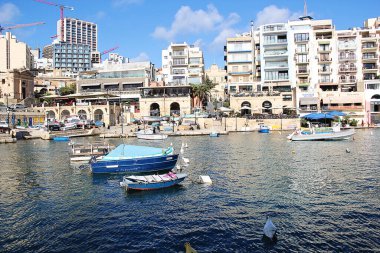 San Giljan, Malta - 20 Aralık 2022: San Giljan ve Spinola Körfezi ile Malta Peyzajı