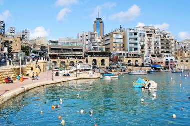San Giljan, Malta - 20 Aralık 2022: Malta 'daki St. Julian ve Spinola Körfezi manzarası 