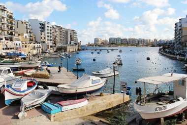 San Giljan, Malta - 20 Aralık 2022: Malta Adası 'ndaki San Giljan ve Spinola Körfezi manzarası