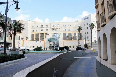 St. Julians, Malta - 20 Aralık 2022: Portomaso Marina ve St. Julians, Malta 'daki Hilton Oteli