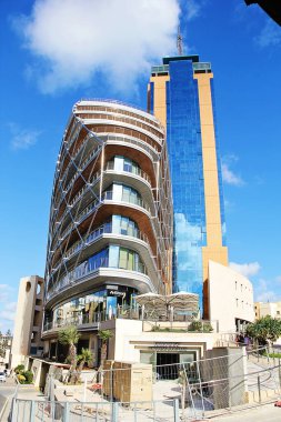 St. Julians, Malta - 20 Aralık 2022: Portomaso Marina ve St. Julians, Malta 'daki Hilton Oteli