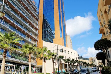 St. Julians, Malta - 20 Aralık 2022: Portomaso Marina ve St. Julians, Malta 'daki Hilton Oteli