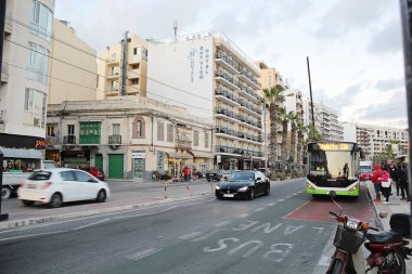 Gzira, Malta - 20 Aralık 2022: Trafik ve Otobüs ile Malta Gzira Meşgul Caddesi