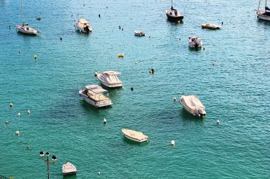 Gzira, Malta - 20 Aralık 2022: Malta 'da Tekneli Turkuaz Deniz Suyu