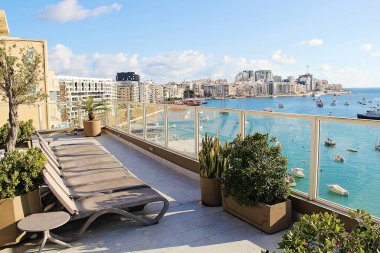 Gzira, Malta - 20 Aralık 2022: Gzira, Malta 'da Sahil Sandalyeleri ve Güzel Panoramik Deniz Manzaralı Çatı