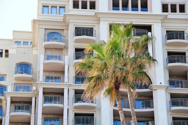 St. Julians, Malta - 20 Aralık 2022: St. Julians, Malta 'da Palm Tree ile Otel Marriott Detayı