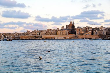 Valletta, Malta - 20 Aralık 2022: Valletta Panorama ile Malta Peyzaj Görünümü