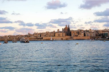 Valletta, Malta - 20 Aralık 2022: Valletta Cityscape ile Malta Peyzajı
