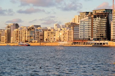 Valletta, Malta - 20 Aralık 2022: Sliema Waterfront Buildings Sunset, Malta