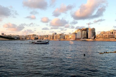 Valletta, Malta - 20 Aralık 2022: Sliema Waterfront Peyzaj Malta 'da Sunset