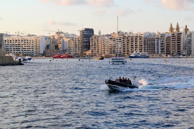 Valletta, Malta - 20 Aralık 2022: Sliema Citiy ve Sea Police ile Malta Sahil Devriyesi veya Su Polisi