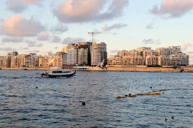 Valletta, Malta - 20 Aralık 2022: Sliema Waterfront Peyzaj Malta 'da Sunset