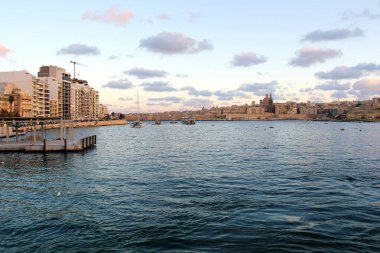 Valletta, Malta - 20 Aralık 2022: Valletta ve Gzira ile Malta Günbatımı Manzarası, Sliema City. Gece Panoramik Görünüm
