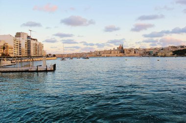 Valletta, Malta - 20 Aralık 2022: Valletta ve Gzira ile Malta Günbatımı Manzarası, Sliema City. Panoramik Görünüm 