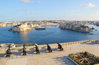 Valletta, Malta - 19 Aralık 2022: Birgu Şehri ve San Angelo Kalesi ile Valletta Manzarası Panoramik Manzarası
