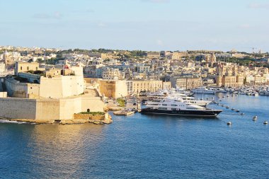 Valletta, Malta - 19 Aralık 2022: Fort St. Angelo ve Yachts ile Malta 'daki Ortaçağ Birgu Şehri Peyzajı