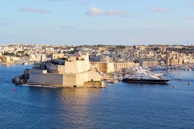 Valletta, Malta - 19 Aralık 2022: Birgu Şehri ve San Angelo Kalesi ile Malta Panoramik Peyzaj