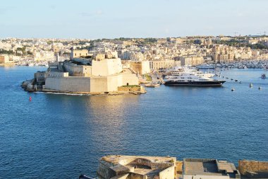 Valletta, Malta - 19 Aralık 2022: Ortaçağ Birgu Şehriyle Malta Panoramik Manzarası