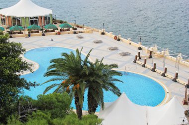 Valletta, Malta - 19 Aralık 2022: Valletta, Malta 'da Palmiye Ağaçlı Otel Havuzu