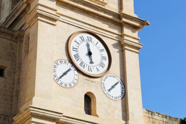 Valletta, Malta - 19 Aralık 2022: Valletta, Malta 'daki Saint John Katedrali Kilisesi Saatleri