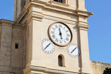 Valletta, Malta - 19 Aralık 2022: Valletta, Malta 'daki Saint John Katedrali Kilisesi Saatleri