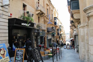 Valletta, Malta - 19 Aralık 2022: Valletta, Malta Restaurant ile Eski Şehir