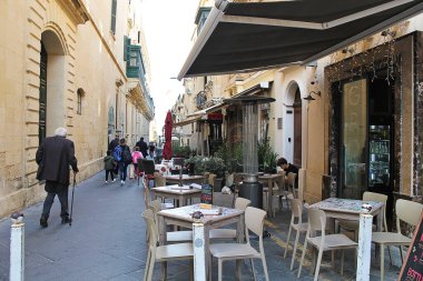 Valletta, Malta - 19 Aralık 2022: Valletta, Malta Restoranlı Otantik Sokak