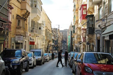 Valletta, Malta - 19 Aralık 2022: Valletta, Malta 'da Lively Caddesi, Dükkanlar ve Arabalar
