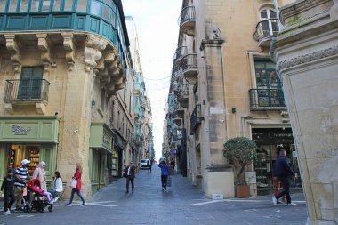 Valletta, Malta - 19 Aralık 2022: Valletta 'da Lively Caddesi, Malta' da Dükkanlar ve Yayalar