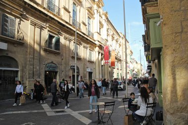 Valletta, Malta - 19 Aralık 2022: Valletta, Malta 'da Pedestrianlarla dolu Lively Caddesi