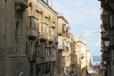 Valletta, Malta - 19 Aralık 2022: Valletta, Malta 'da Balkonlu Eski Şehir Sokağı