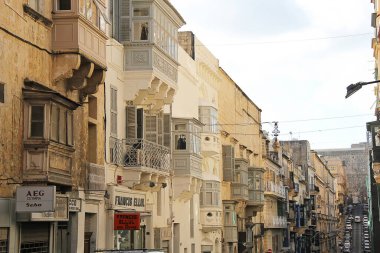 Valletta, Malta - 19 Aralık 2022: Malta 'daki Valletta Old Town Caddesi' nde güzel balkonlar