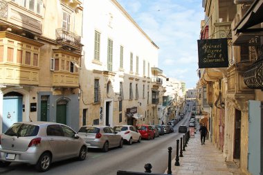 Valletta, Malta - 19 Aralık 2022: Valletta Eski Şehir Caddesi, Malta 'da Otomobil Otoparkı