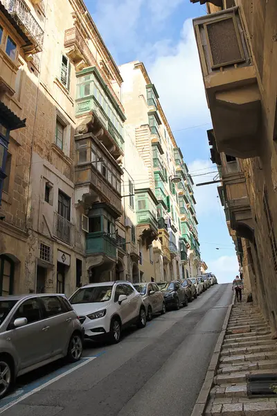 Valletta, Malta - 19 Aralık 2022: Malta 'da Valletta Old Town Caddesi, Steps, Hill ve Cars