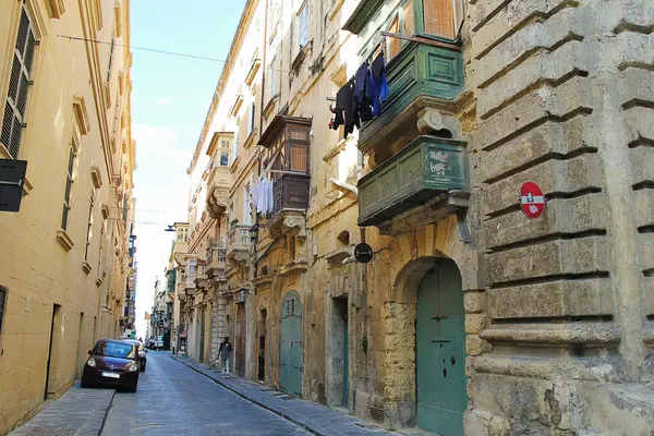 Valletta, Malta - 19 Aralık 2022: Valletta, Malta 'da Balkonlu Eski Şehir Caddesi
