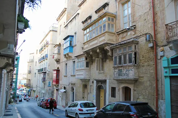 Valletta, Malta - 19 Aralık 2022: Malta 'da Renkli Tarihi Valletta Eski Şehir Caddesi 