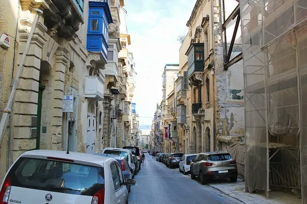 Valletta, Malta - 19 Aralık 2022: Valletta Eski Şehir Caddesi, Malta 'da Otomobil Otoparkı