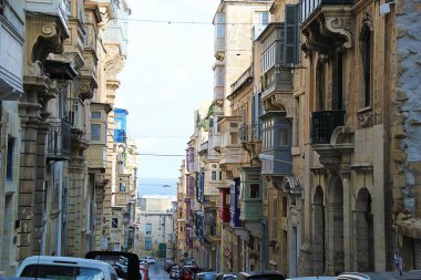 Valletta, Malta - 19 Aralık 2022: Valletta, Malta 'da Otantik Eski Şehir Caddesi, Tipik Renkli Balkonlarla