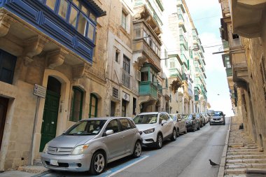 Valletta, Malta - 19 Aralık 2022: Valletta, Malta Eski Kent Caddesi 'nde arabalar