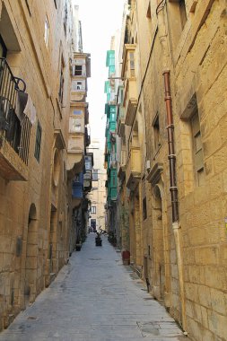 Valletta, Malta - 19 Aralık 2022: Valletta, Malta 'daki Dar Kasaba Caddesi