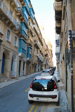 Valletta, Malta - 19 Aralık 2022: Valletta, Malta Eski Şehir Caddesi 'nde Otomobiller