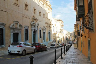 Valletta, Malta - 19 Aralık 2022: Valletta, Malta Eski Kasabası 'ndaki Sunny Caddesi 
