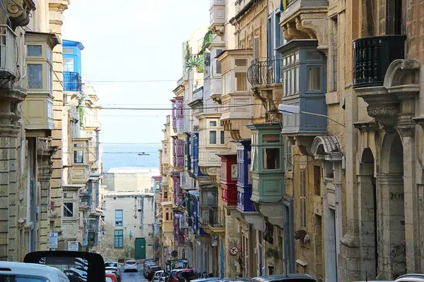 Valletta, Malta - 19 Aralık 2022: Valletta, Malta 'da Eski Şehir Sokağı