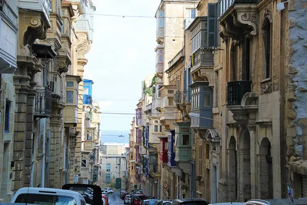 Valletta, Malta - 19 Aralık 2022: Valletta, Malta 'da Otantik Eski Şehir Caddesi, Tipik Renkli Balkonlarla