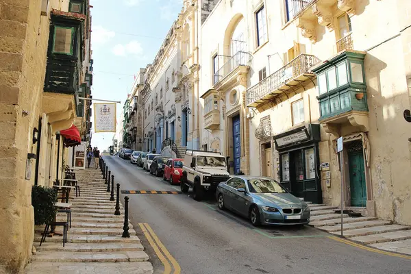 Valletta, Malta - 19 Aralık 2022: Valletta, Malta 'da Dükkan ve Müze ile Sokak