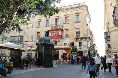 Valletta, Malta - 19 Aralık 2022: Valletta, Yürüyen İnsanlar ve Güzel Mimariyle Malta Şehri