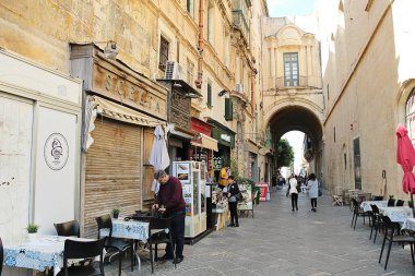 Valletta, Malta - 19 Aralık 2022: Malta Eski Kent Kemeri ve Turistlerle Güzel Sokak