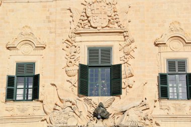 Valletta, Malta - 19 Aralık 2022: Auberge de Castille et Portugal Building Exterior in Valletta, Malta 'da Noel Ağacı ile Windows Mimari Detayları