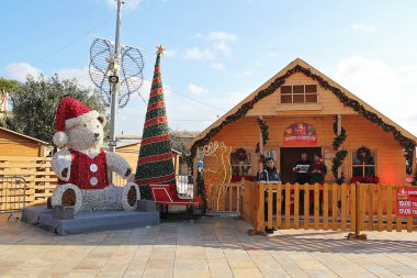 Valletta, Malta - 19 Aralık 2022: Valletta, Malta 'da Noel Pazarı Kulübesi ve Dekorasyonu